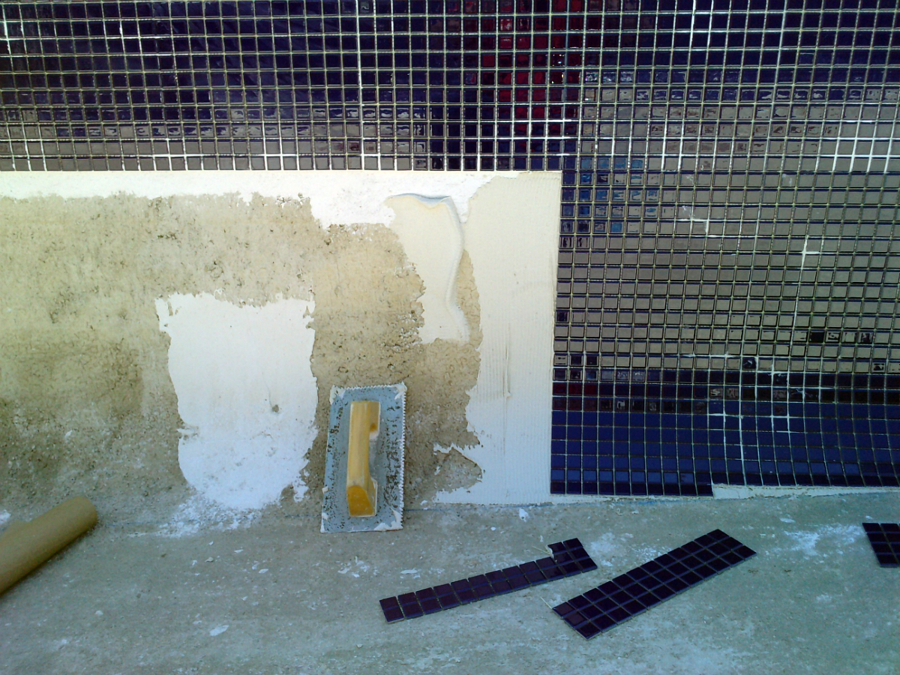 piscina de gresite azul marino