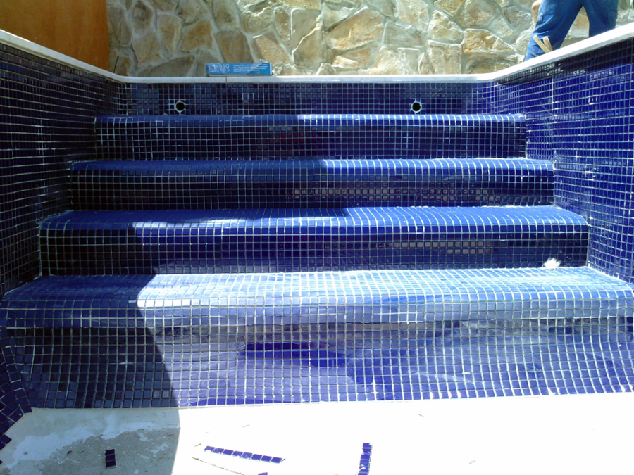 piscina de gresite azul marino