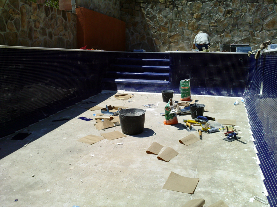 piscina de gresite azul marino