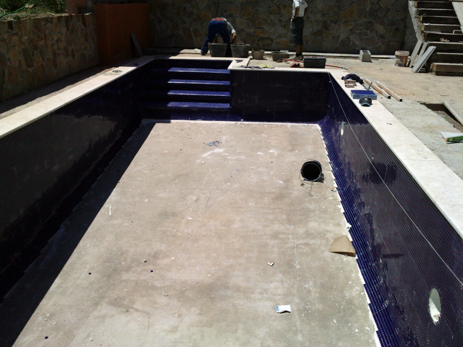 piscina de gresite azul marino
