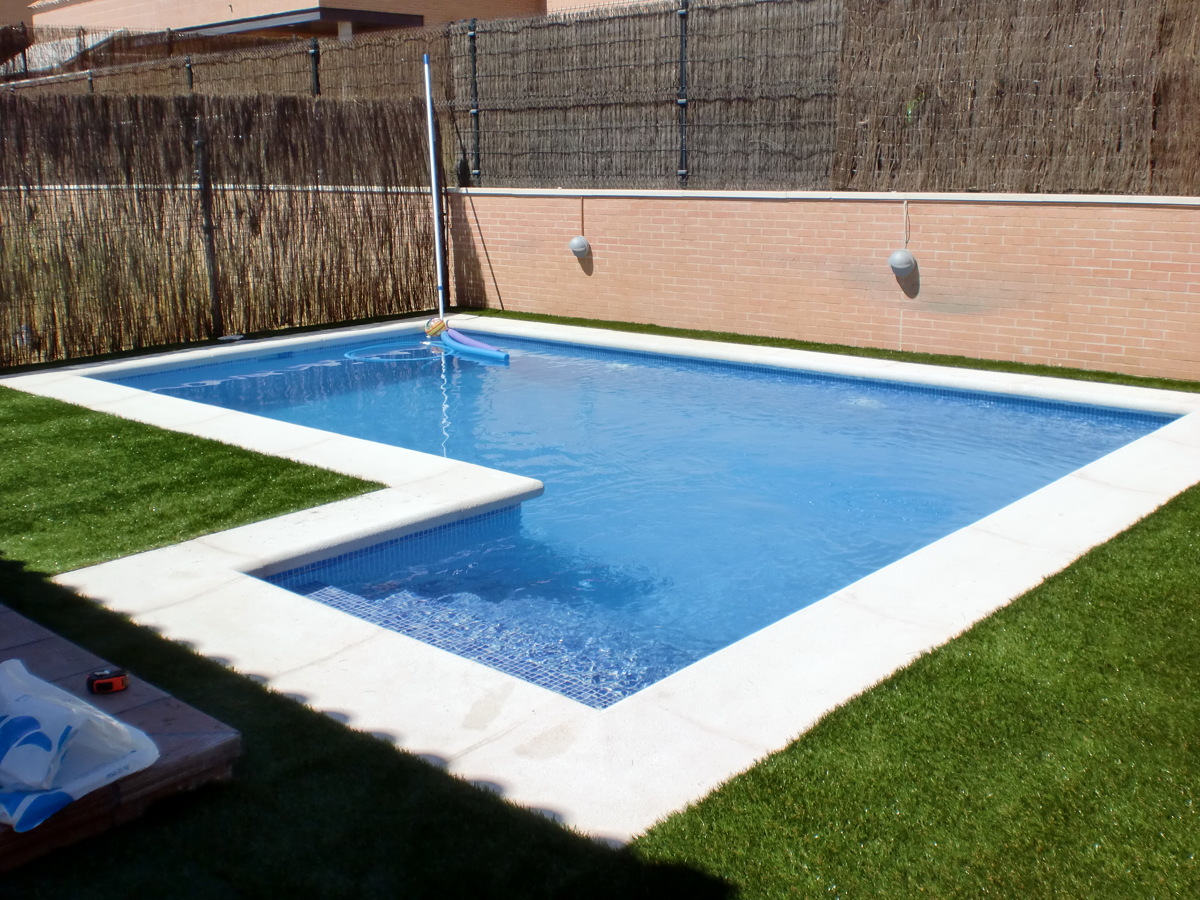 Piscina de Hormigón Gunitado con escalera lateral