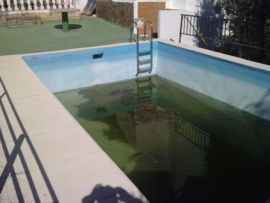 Piscina de obra con poliester con fugas y perdidas de agua para reparar.