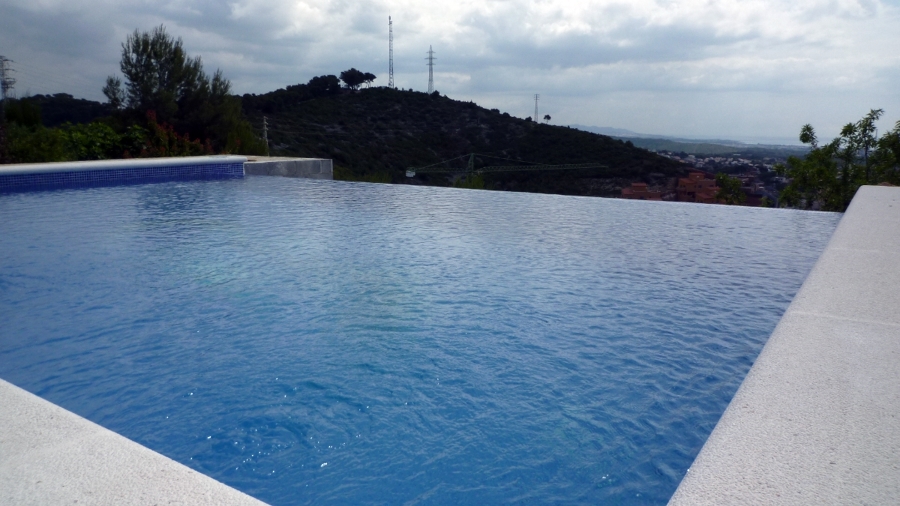 Piscina de obra desbordante