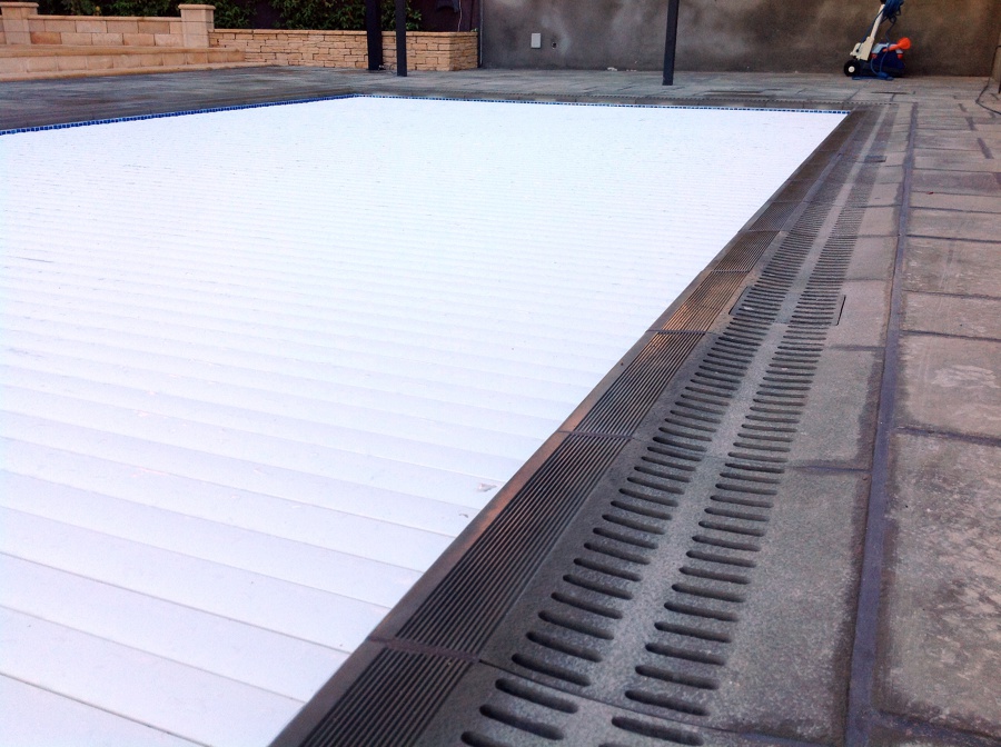 Piscina desbordante y persiana automática 