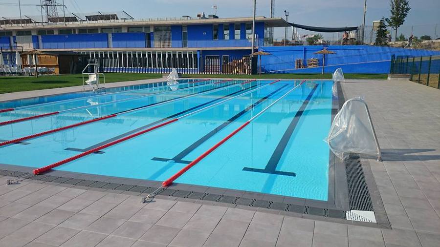 Piscina desbordante publica