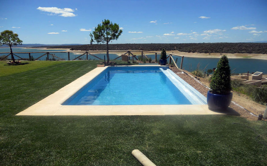 Piscina en una urbanizacion de verano