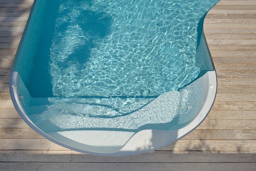 Piscina forma libre con escalera