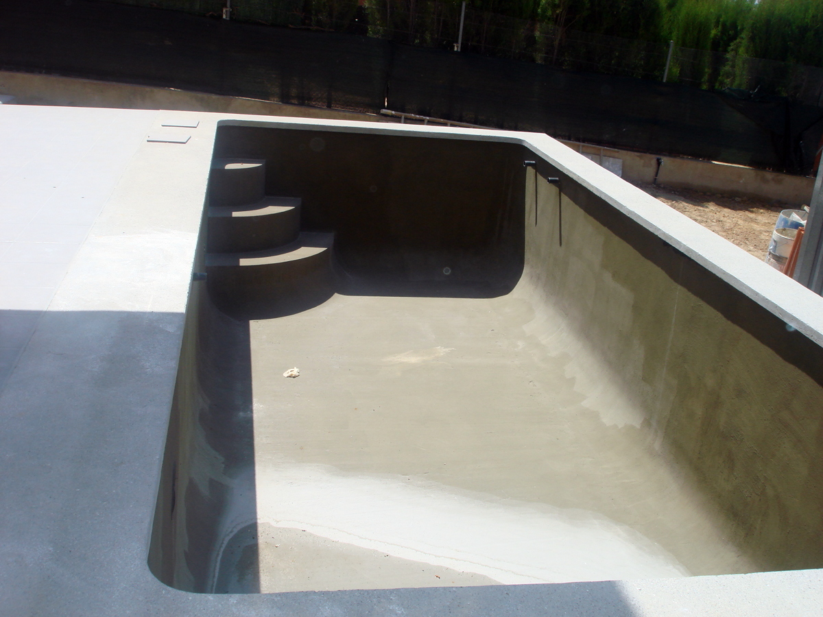 PISCINA IMPERMEABILIZADA A  FALTA DE CHAPAR 