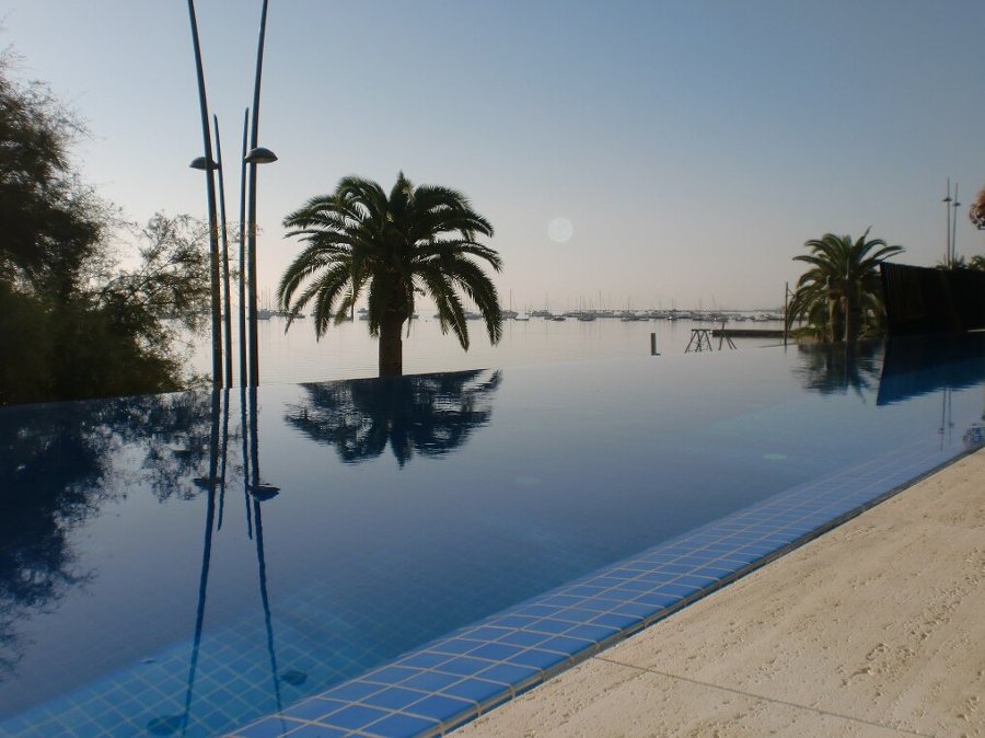 Piscina Infinity con vistas al mar