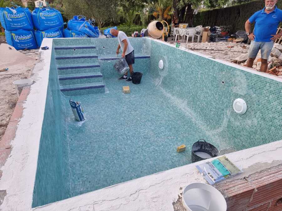 Revestimiento de piscina en Jávea con gresite verde