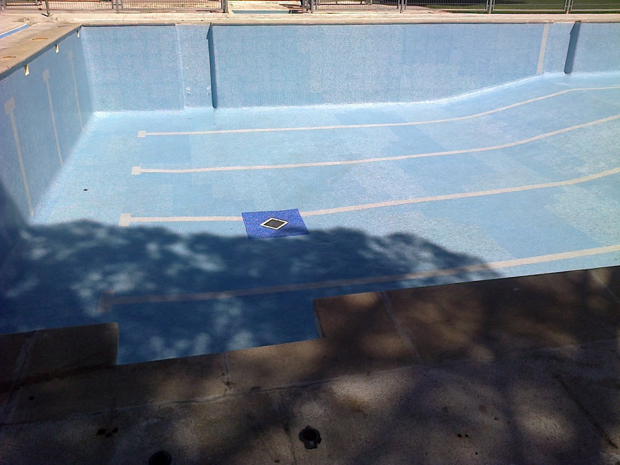 piscina limpia y vacia