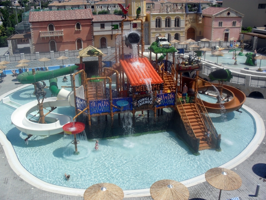 PISCINA LUDICA EN HOTEL