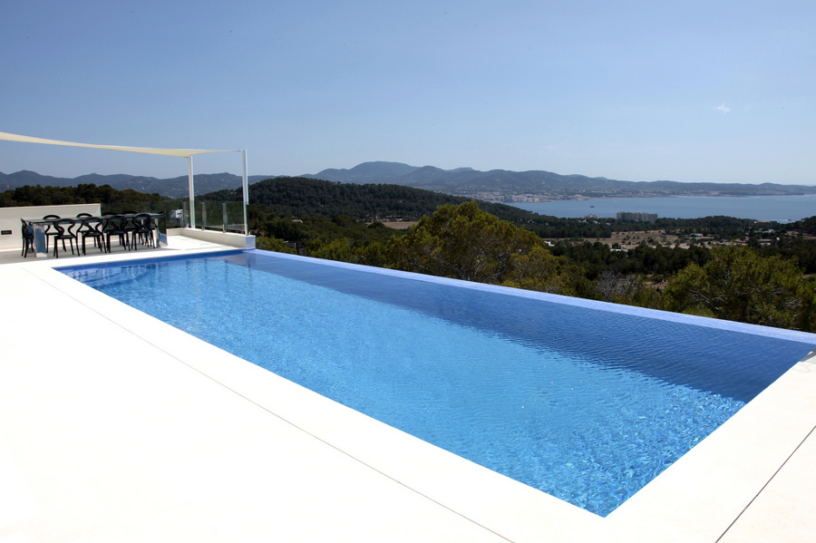 Piscina de microcemento blanco