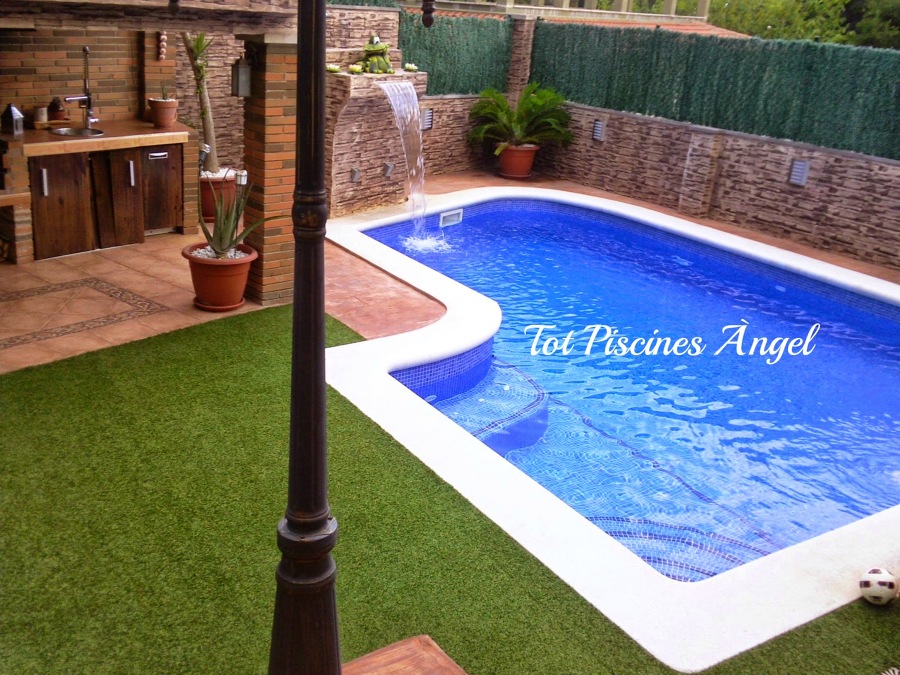 PISCINA MODERNA CON SALTO DE AGUA