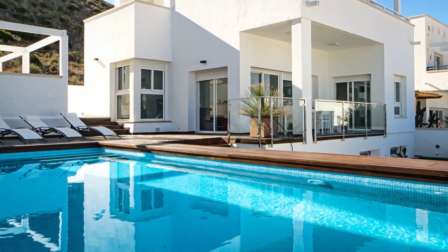 Piscina de obra en vivienda privada situada en Madrid