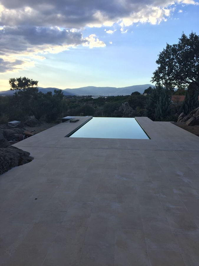 Piscina particular tipo Infinity (Madrid)