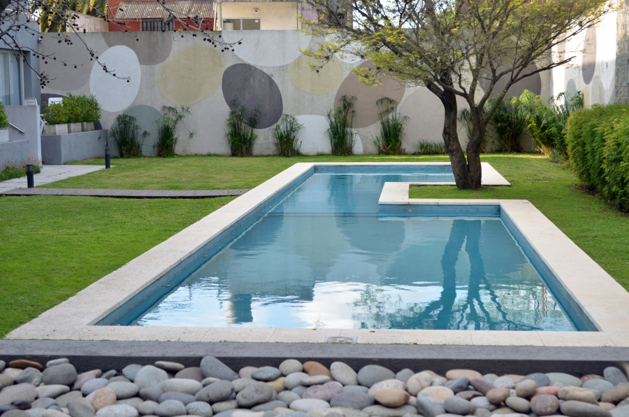 Piscina con arbol