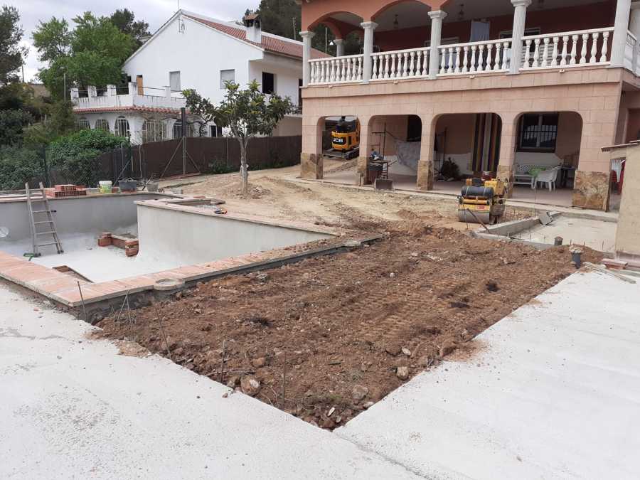 Excavación y anivelación terreno para piscina