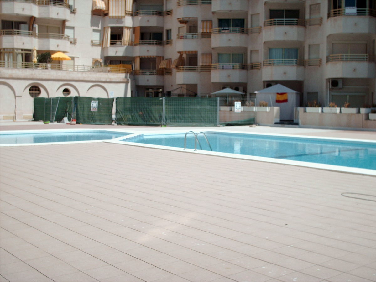 Piscina y colocación pavimento técnico exterior