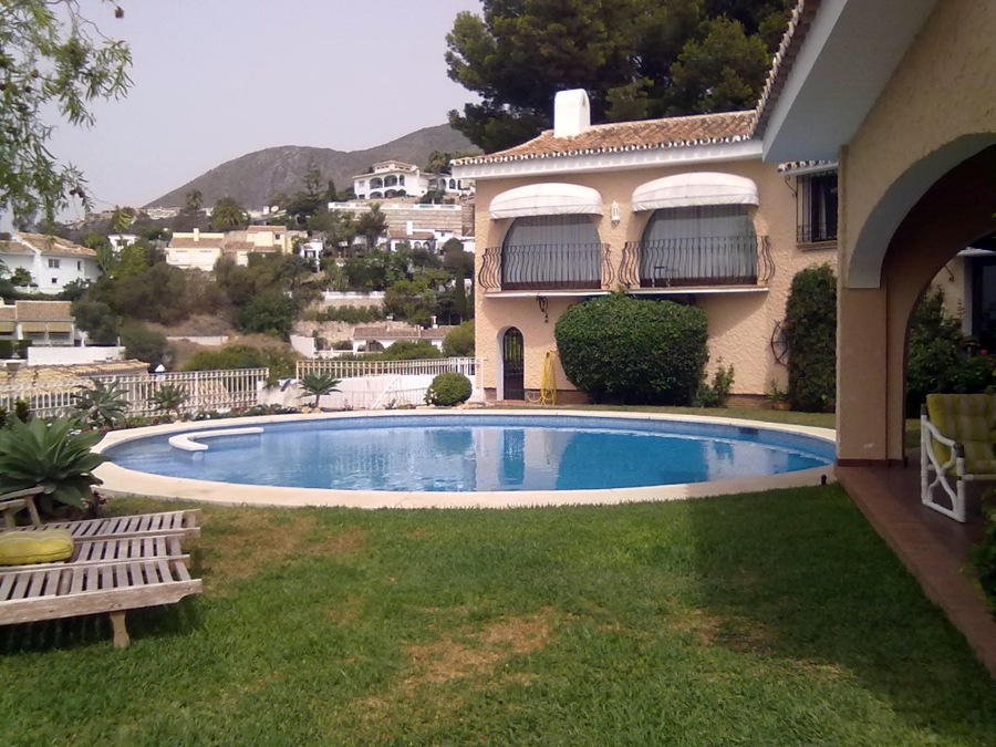 piscina y jardin en marbella