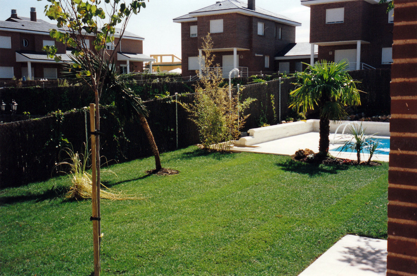 PISCINA Y JARDIN SEVILLA LA NUENA