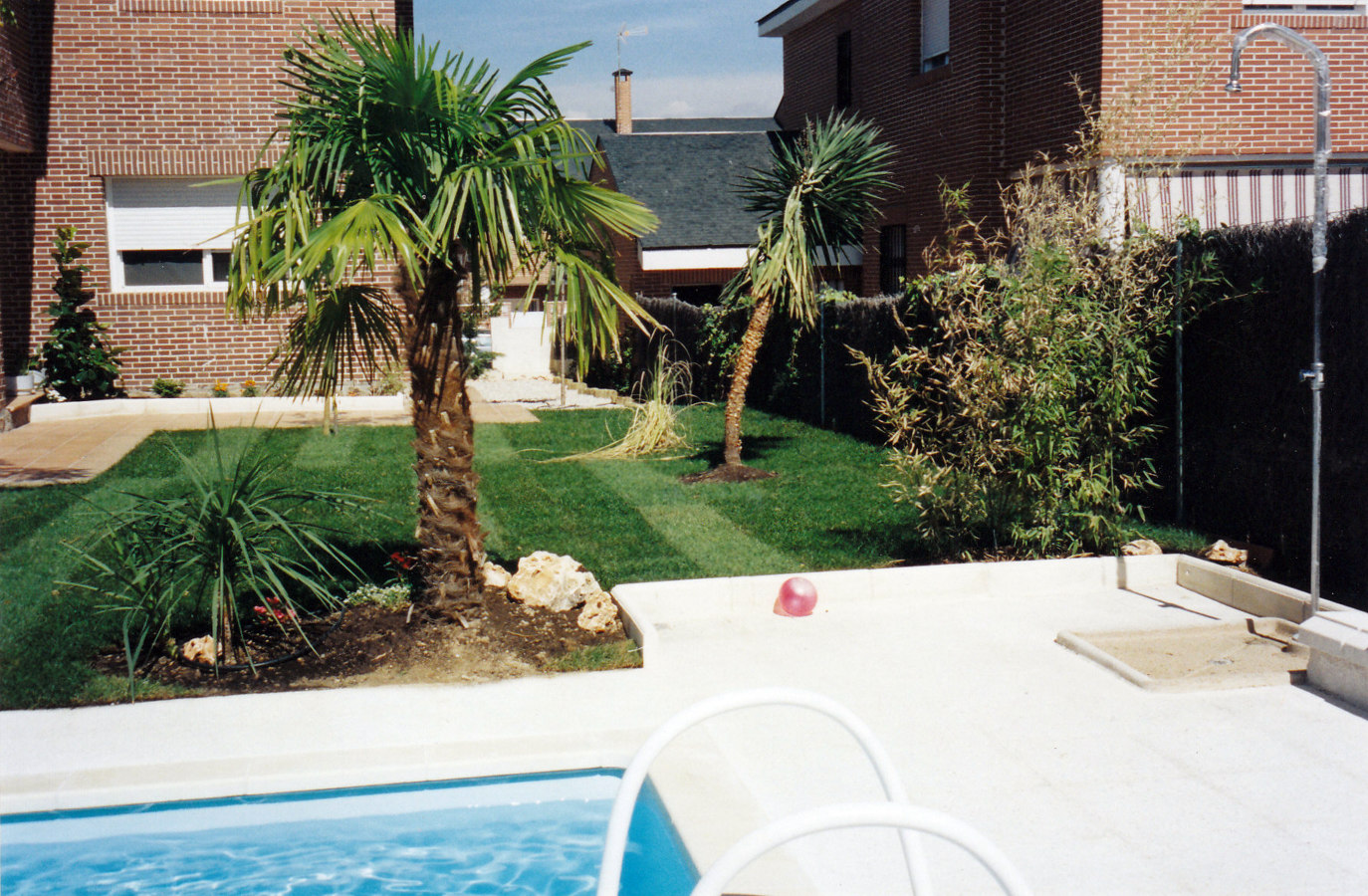 PISCINA Y JARDIN SEVILLA LA NUENA