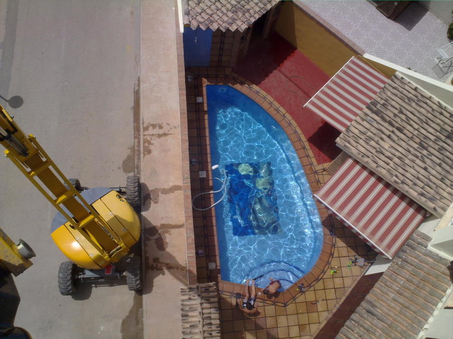 Piscina y paellero.
