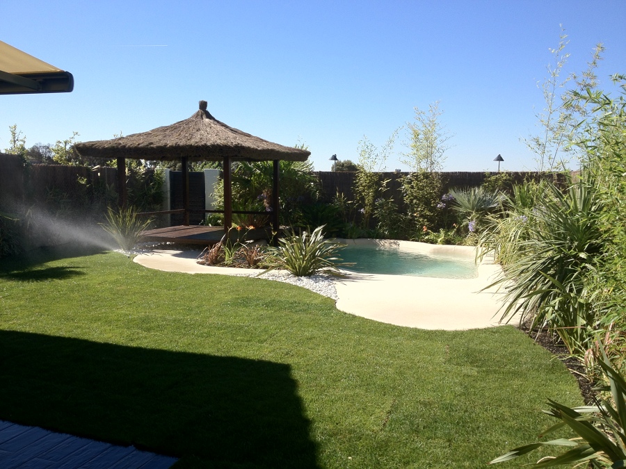 Piscina y pérgola jardín