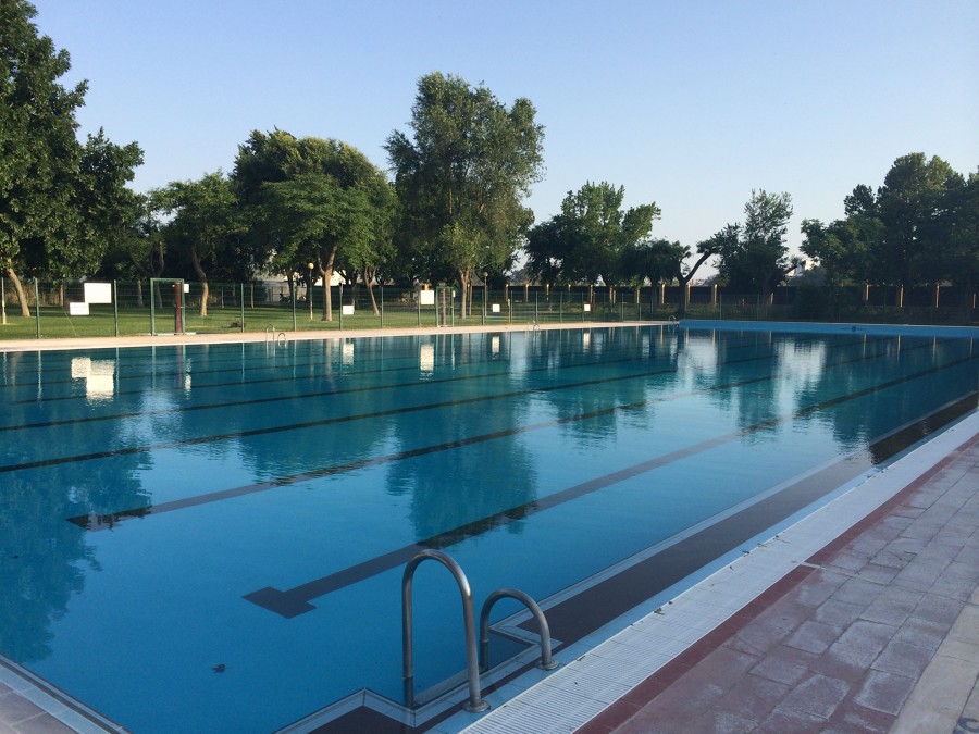 TRabajos de Limpieza de la PISCINA MUNICIPAL  de Coria del Río.