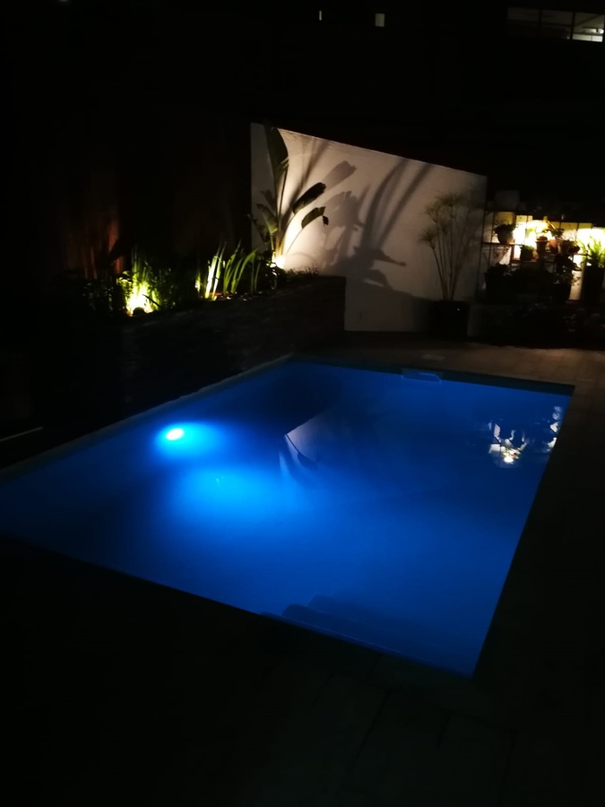 Jardín con Piscina iluminada con colores LED