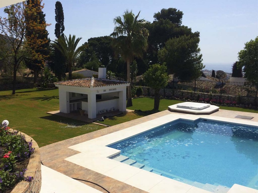 Piscina y zona de barbacoa