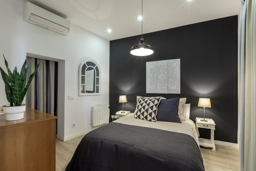 Dormitorio con pared en negro