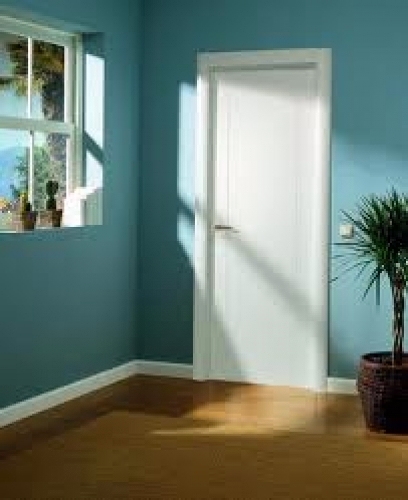 piso pintado con puertas lacadas