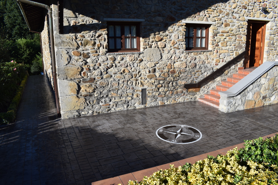 Hormigón impreso: Rosa de los vientos con adoquín.