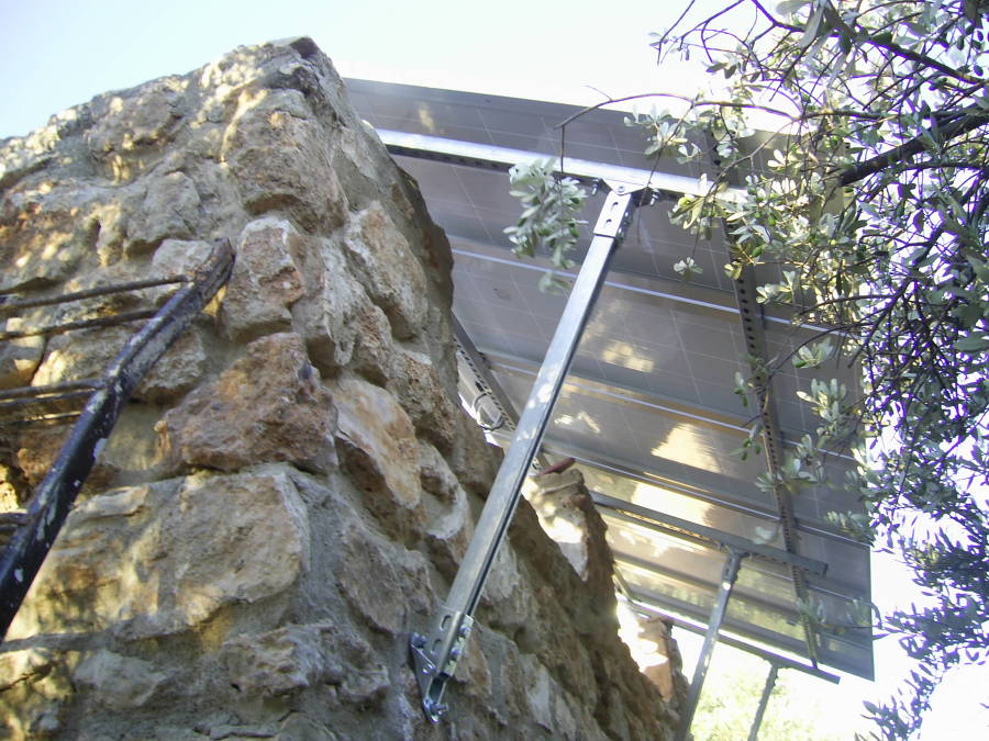 marquesina en vivienda unifamiliar anclada a muro piedra