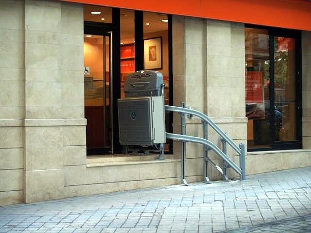 Plataforma salvaescaleras curva