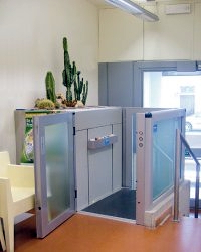 plataforma vertical con puertas