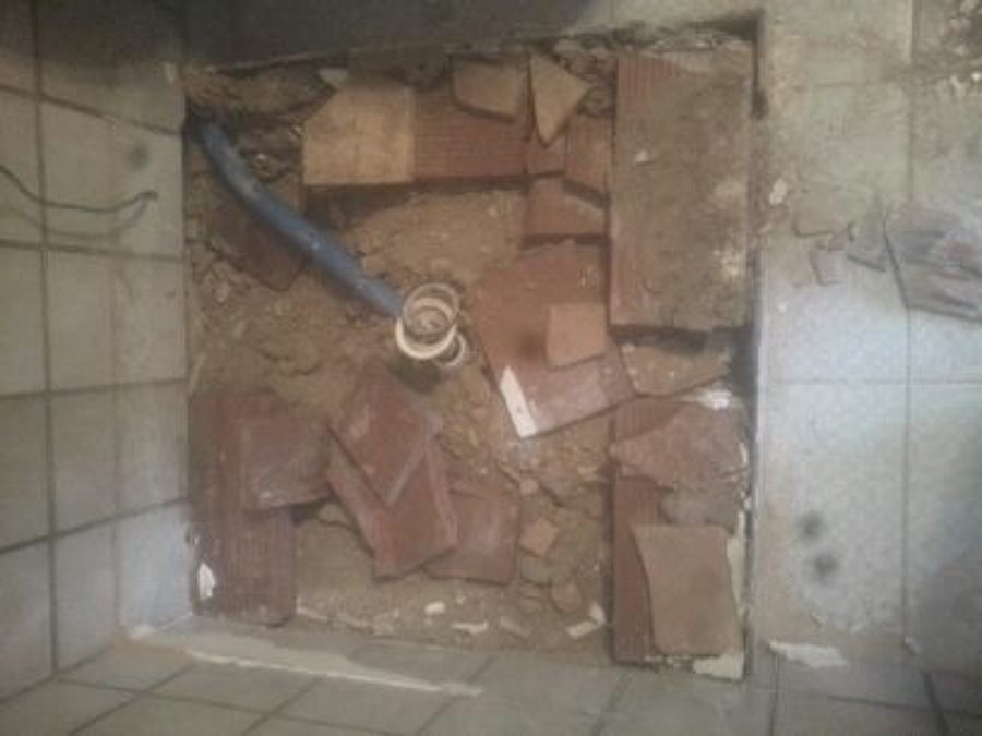 si estaba el viejo plato de ducha por dentro suelto