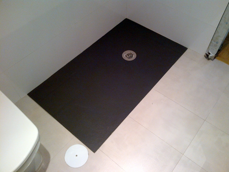 Plato de ducha a nivel de resinas en formato a medida