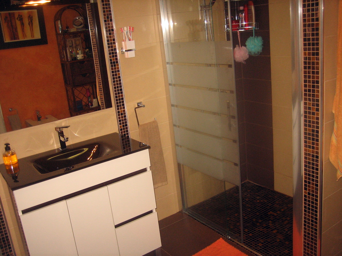 Plato de ducha encastrado al suelo con mampara