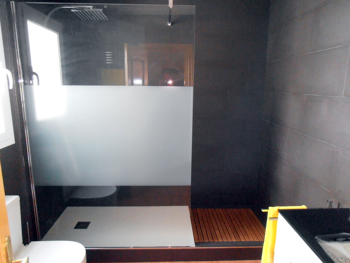 plato de ducha extraplano con tarima de madera