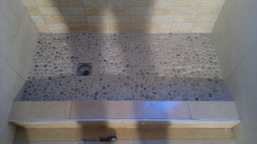 Plato de ducha con piedras de río