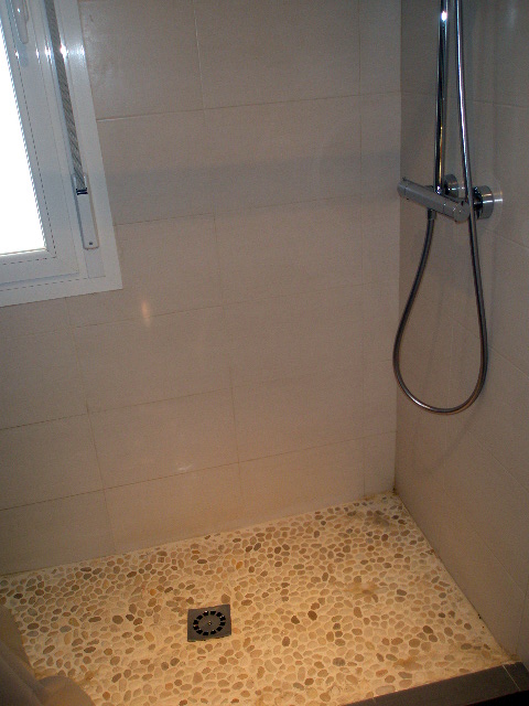 plato de ducha y lateral de ladrillo alicatado