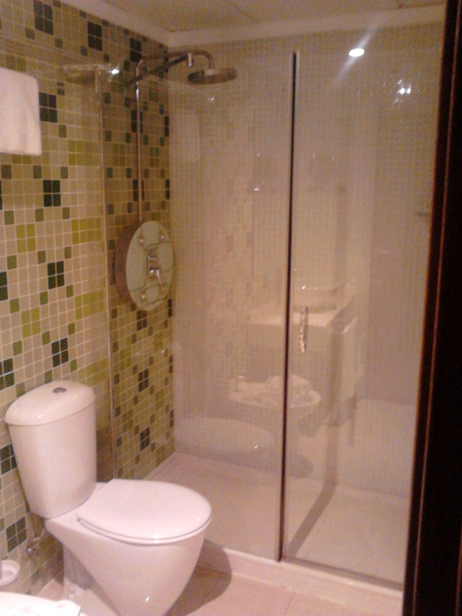 Plato ducha  , columna  hidromasaje y mampara cristal