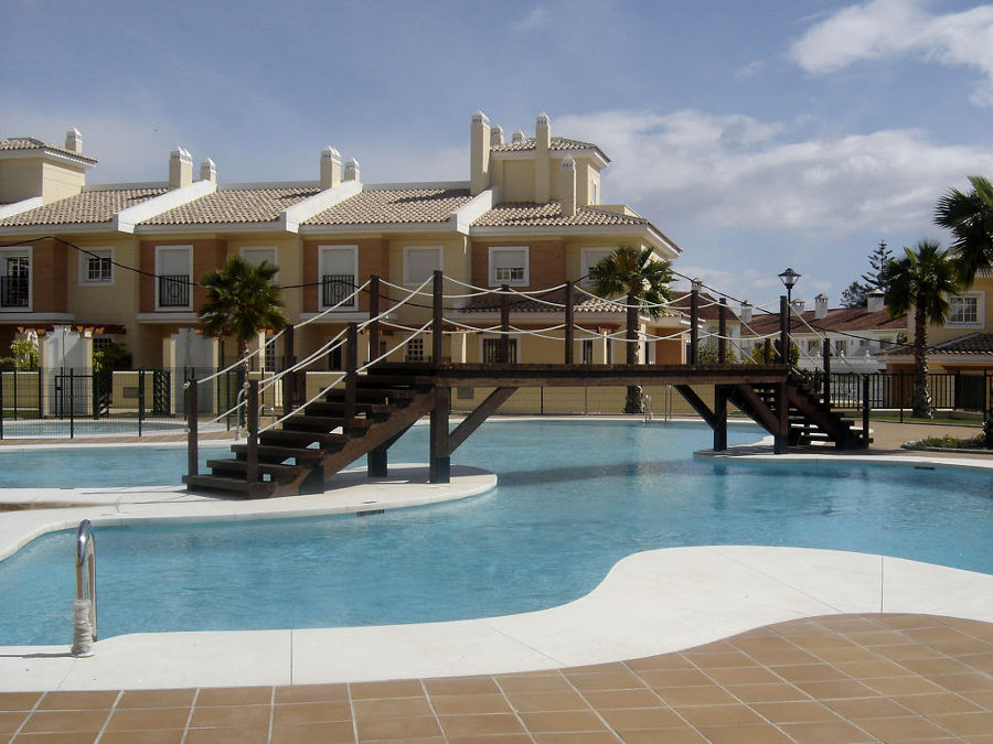 Vista Central de la Piscina situada en parte central de la Urbanización.