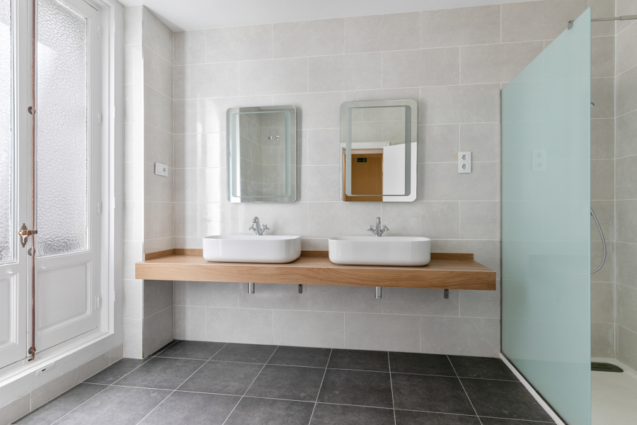 Baño con lavabos de apoyo sobre encimera