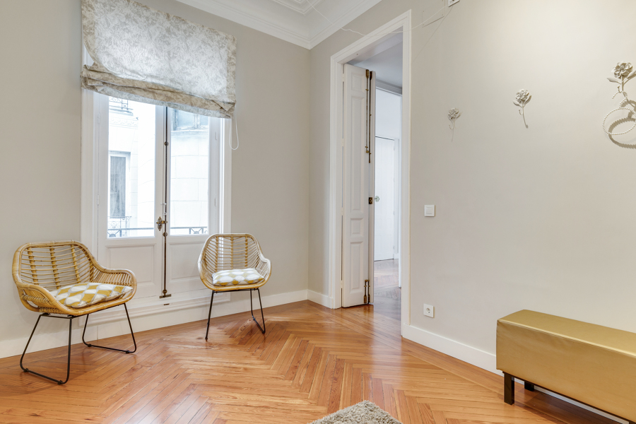 Habitación con parqué de madera natural