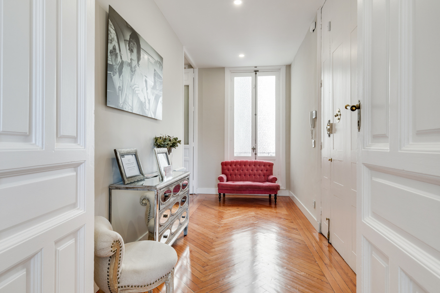 Hall con parqué de madera natural