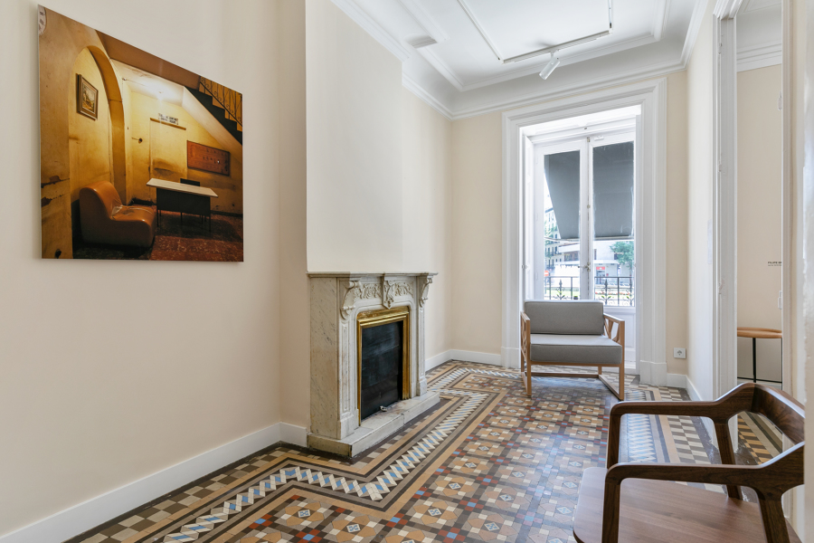 Salón con mosaico hidráulico y chimenea de mármol