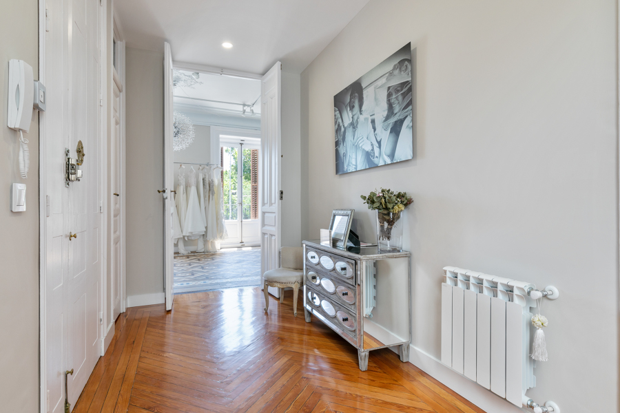 Hall con parqué de madera natural